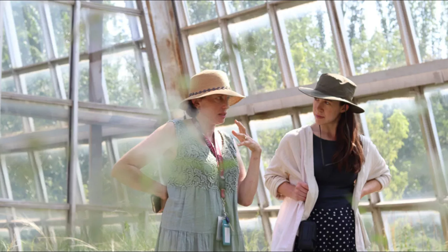 The team was led by Anush Nersesyan, Ecologist at Nature Heritage Armenia, who generously shared her vast knowledge with Iain and Alice, Lydia Shellien-Walker © RBG Kew Two botanists talking in a glasshouse