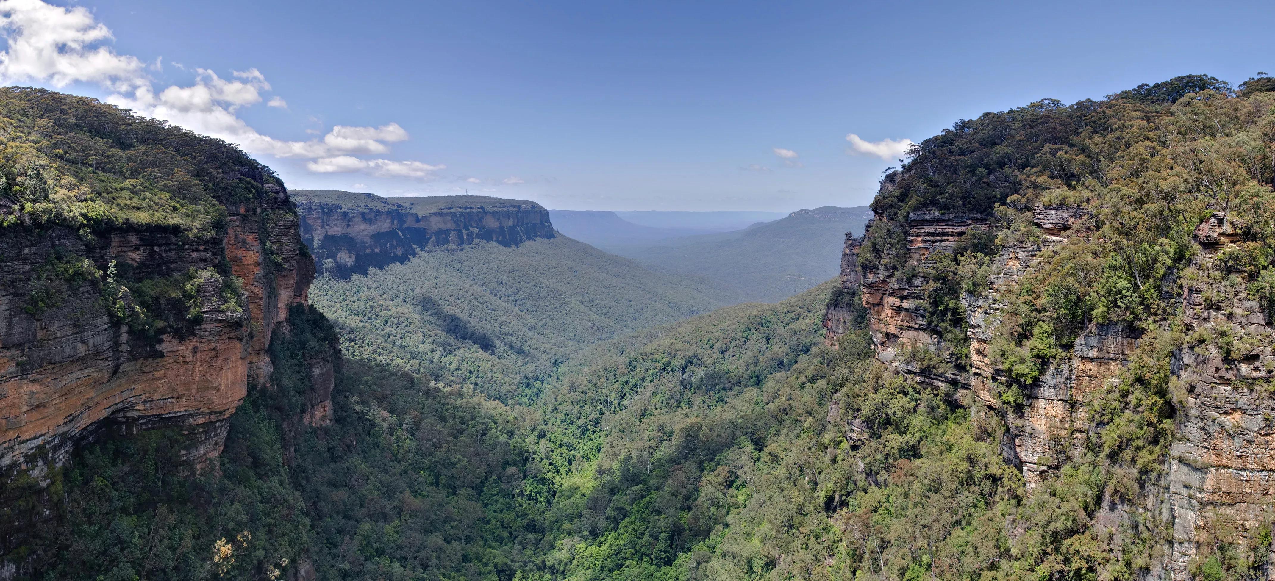 The Blue Mountains of Australia © Diliff, CC BY-SA 3.0 The Blue Mountains of Australia