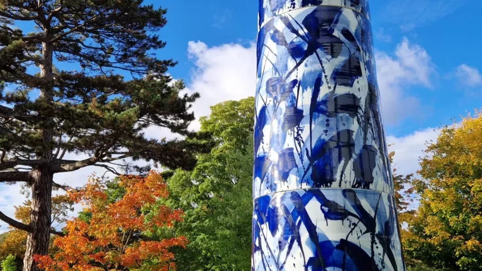 Blue: Obelisk II by Felicity Aylieff. Image by Victoria Kew