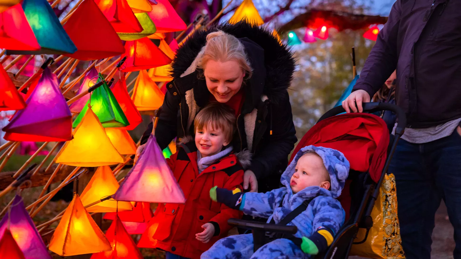 Glow Wild at Wakehurst, James Ratchford © RBG Kew A mother and two young children enjoy a colourful relaxing christmas light trail at wakehurst