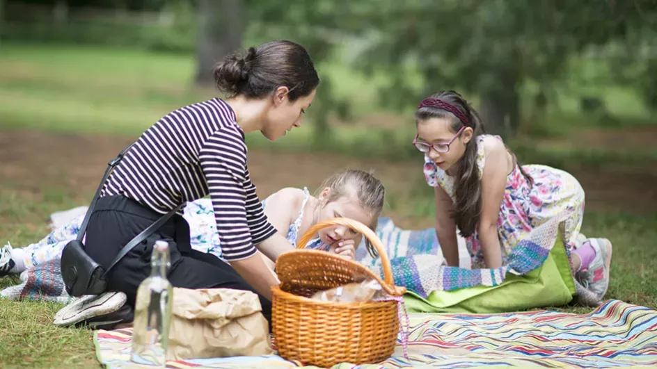 A family picnic © RBG Kew