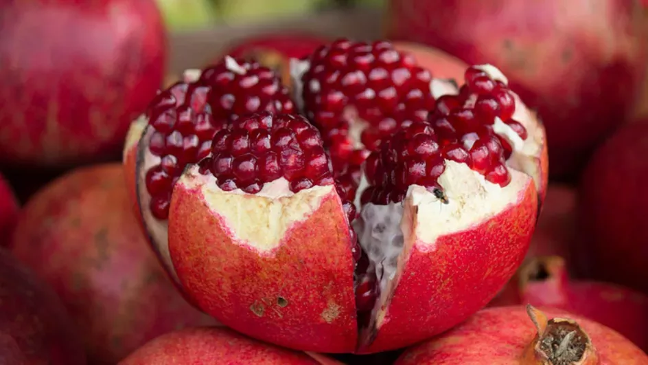 Open pomegranate fruit, noa fisher © Wikimedia Commons