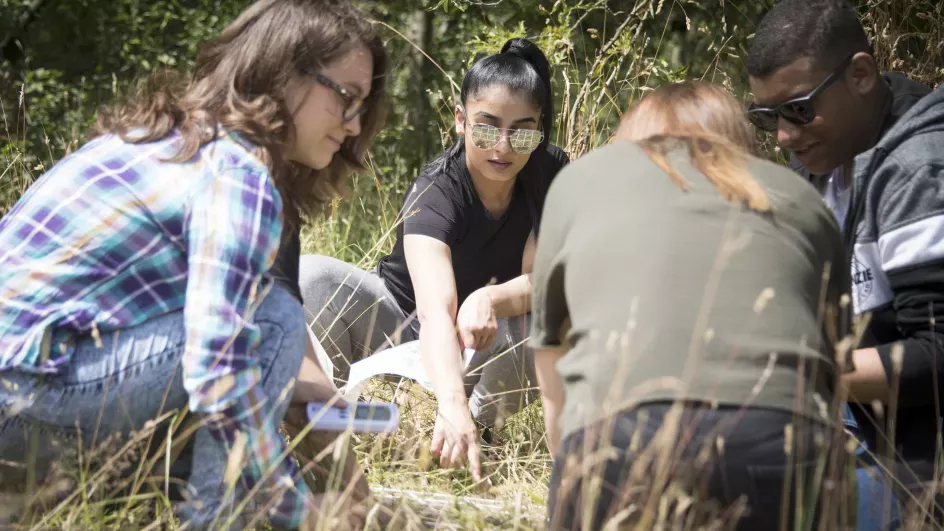 Students sitting in grass, Jeff Eden/RBG Kew