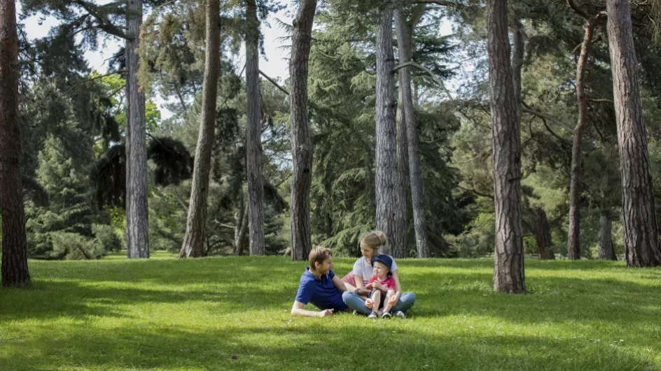 Family on grass © RBG Kew