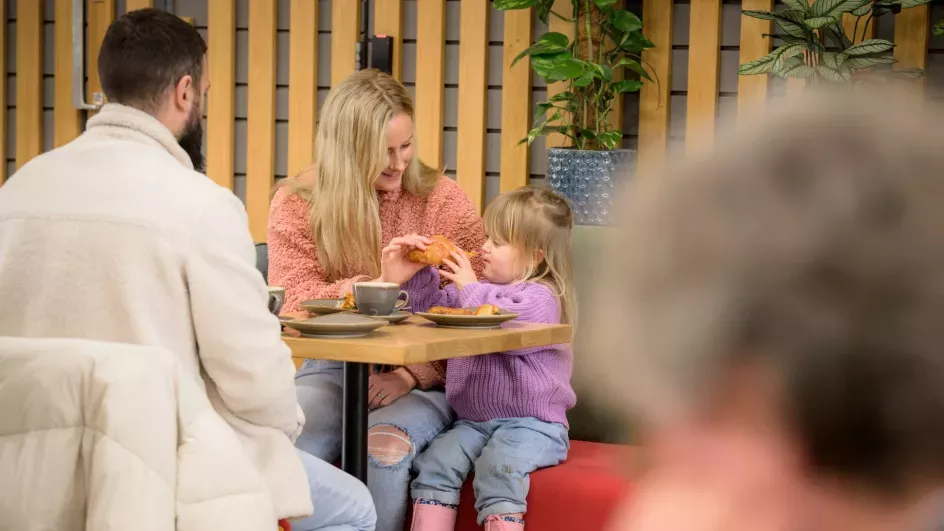 Family dining at the Seeds Cafe, Jim Holden © RBG Kew